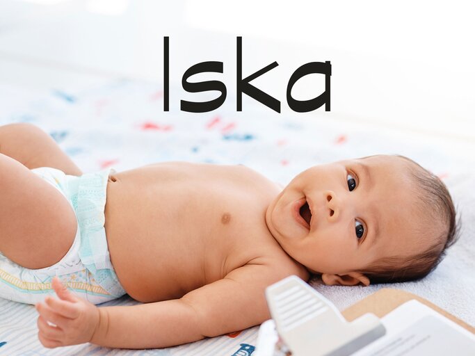 Kleines lachendes Baby mit dem Namen Iska | © iStock | katleho Seisa