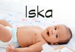 Kleines lachendes Baby mit dem Namen Iska | © iStock | katleho Seisa