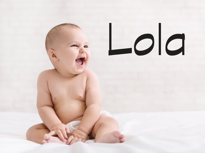 Süßes Baby mit dem Mädchennamen Lola | © iStock | Prostock-Studio