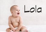 Süßes Baby mit dem Mädchennamen Lola | © iStock | Prostock-Studio