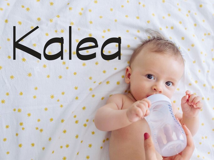 Süßes Baby trinkt aus einer Flasche dazu der Name Kalea | © iStock | petrunjela