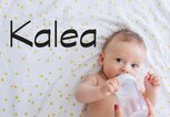 Süßes Baby trinkt aus einer Flasche dazu der Name Kalea | © iStock | petrunjela
