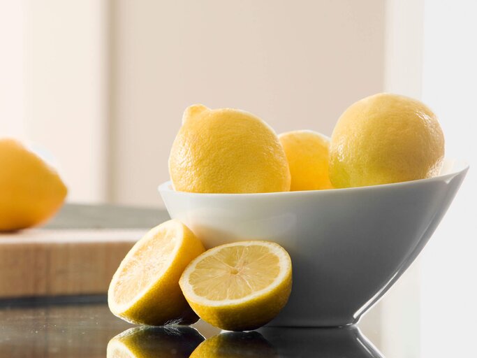 Schale mit Zitronen, eine ist aufgeschnitten. | © iStock | FangXiaNuo