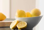 Schale mit Zitronen, eine ist aufgeschnitten. | © iStock | FangXiaNuo