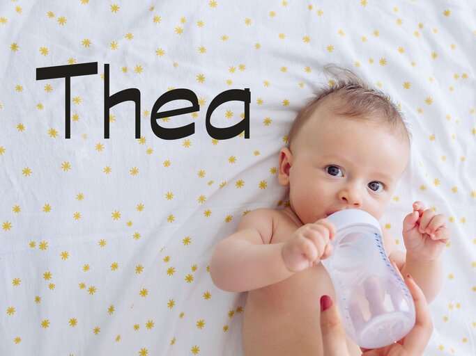 Süßes Baby trinkt aus einer Flasche dazu der Name Thea | © iStock | petrunjela