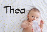 Süßes Baby trinkt aus einer Flasche dazu der Name Thea | © iStock | petrunjela