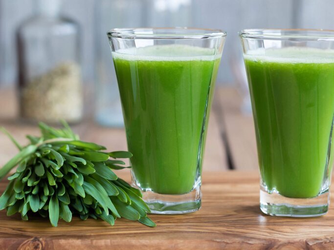 Zwei Gläser mit Saft von Gerstengras. | © iStock | Madeleine_Steinbach