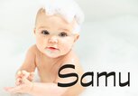 Süßes Baby in der Badewanne mit dem Namen Samu | © iStock | LSOphoto