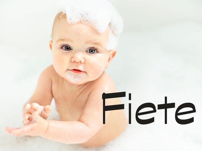 Süßes Baby in der Badewanne mit dem Namen Samu | © iStock | LSOphoto