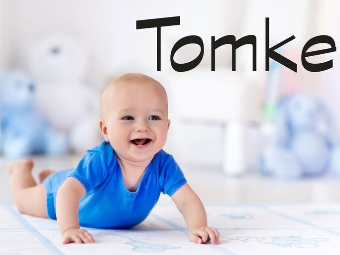 Süßes krabbelndes Baby mit dem Namen Tomke | © iStock | FamVeld
