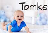 Süßes krabbelndes Baby mit dem Namen Tomke | © iStock | FamVeld