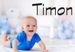 Süßes krabbelndes Baby mit dem Namen Timon | © iStock | FamVeld