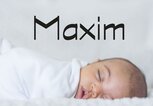 Süßes schlafendes Baby mit dem Namen Maxim | © iStock | FatCamera