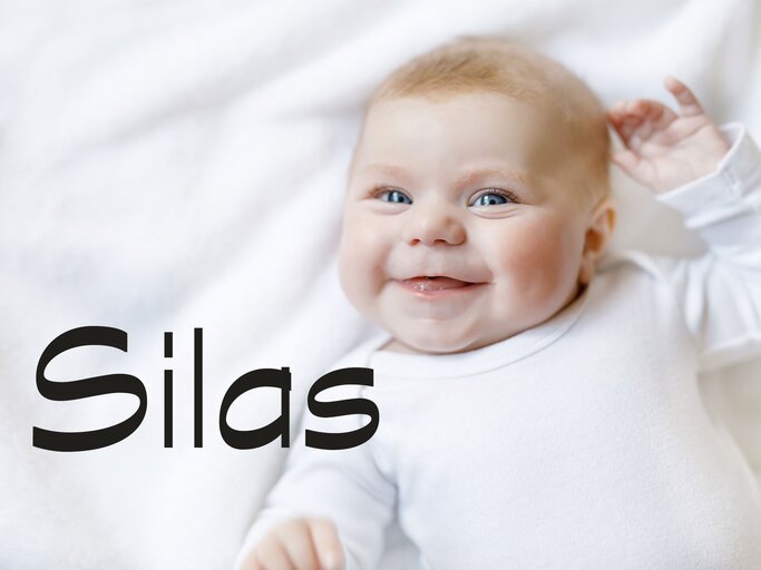 Lächelndes Baby mit dem Namen Silas | © iStock | romrodinka