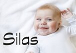 Lächelndes Baby mit dem Namen Silas | © iStock | romrodinka