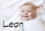 Lächelndes Baby mit dem Namen Leon | © iStock | romrodinka
