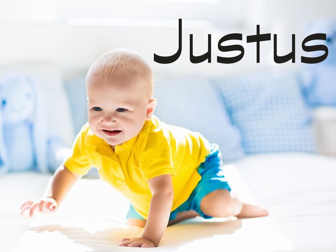 krabbelndes Baby mit dem Namen Justus | © iStock | FamVeld