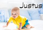 krabbelndes Baby mit dem Namen Justus | © iStock | FamVeld