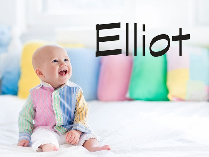 Lachendes Baby mit dem Namen Elliot | © iStock | FamVeld