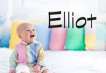 Lachendes Baby mit dem Namen Elliot | © iStock | FamVeld