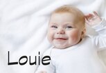 Lachendes Baby mit dem Namen Louie | © iStock | romrodinka