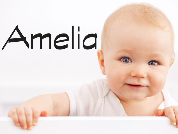 Lachendes Baby mit dem Namen Amelia | © iStock | Geber86