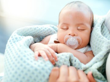 Friedlich schlafendes Baby mit Schnuller | © iStock | katleho Seisa