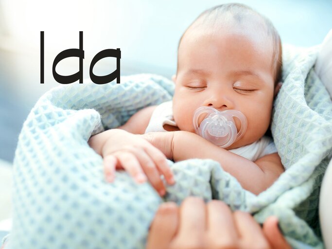 Friedlich schlafendes Baby mit Schnuller und dem Namen Ida | © iStock | katleho Seisa