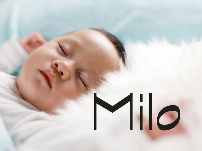 Friedlich schlafendes Baby mit dem Namen Milo | © iStock | bernie_photo