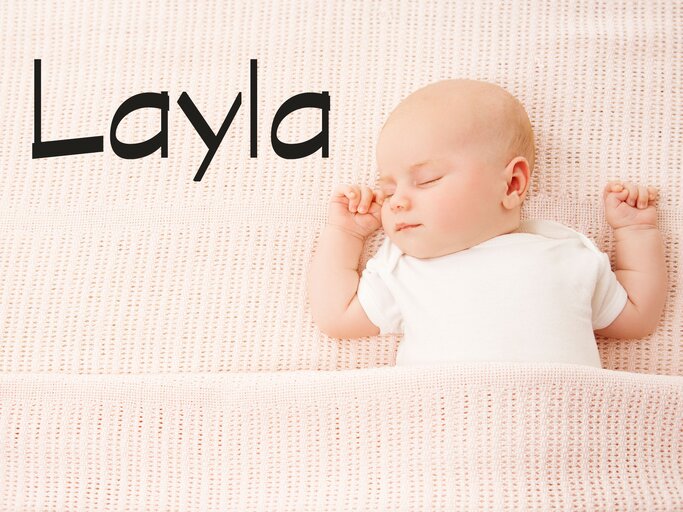 Friedlich schlafendes Baby mit dem Namen Layla | © iStock | inarik