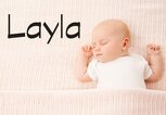 Friedlich schlafendes Baby mit dem Namen Layla | © iStock | inarik