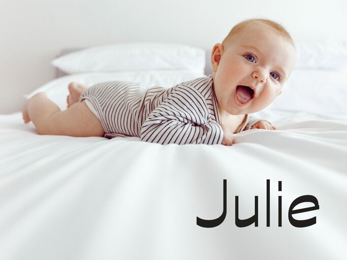 Süßes Baby mit dem Namen Julie | © iStock | Demkat