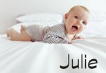 Süßes Baby mit dem Namen Julie | © iStock | Demkat