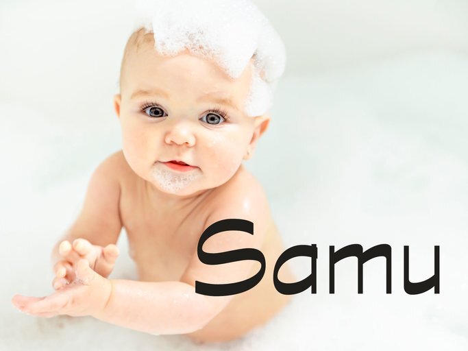 Süßes Baby in der Badewanne mit dem Namen Samu | © iStock | LSOphoto