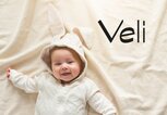 Süßes Baby im Hasenkostüm mit dem Namen Veli | © iStock | Amax Photo