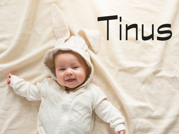 Süßes Baby im Hasenkostüm mit dem Namen Tinus | © iStock | Amax Photo