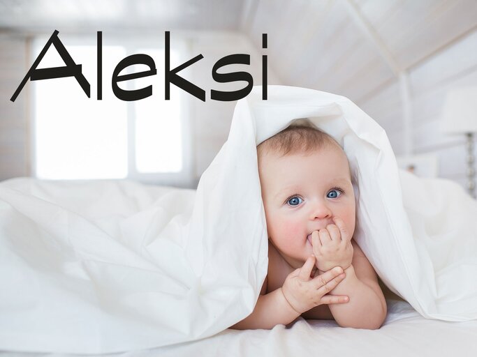 Süßes Baby in eine Bettdecke gekuschelt mit dem Namen Aleksi | © iStock | KristinaKibler