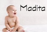 Süßes lachendes Baby mit dem Namen Marla | © iStock | Prostock-Studio