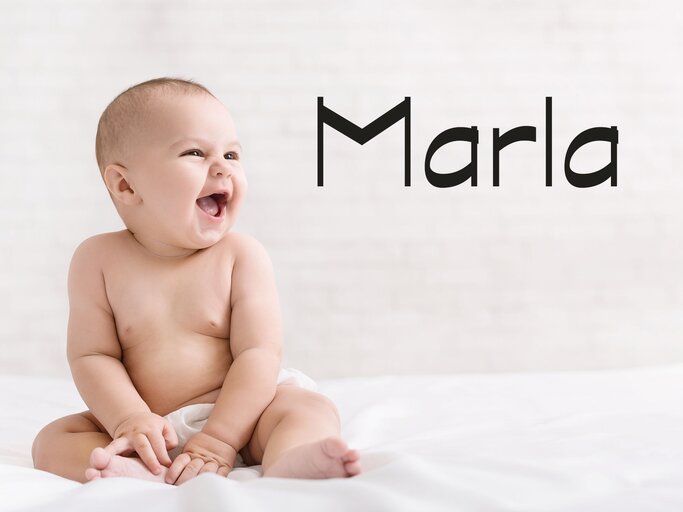 Süßes lachendes Baby mit dem Namen Marla | © iStock | Prostock-Studio