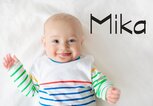 Süßes Baby mit dem Namen Mika | © iStock | FamVeld