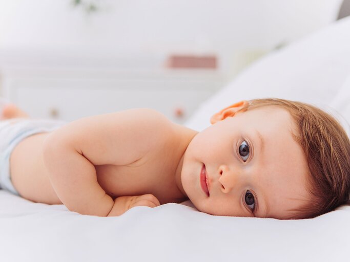 Süßes Baby blickt in die Kamera | © iStock | petrunjela
