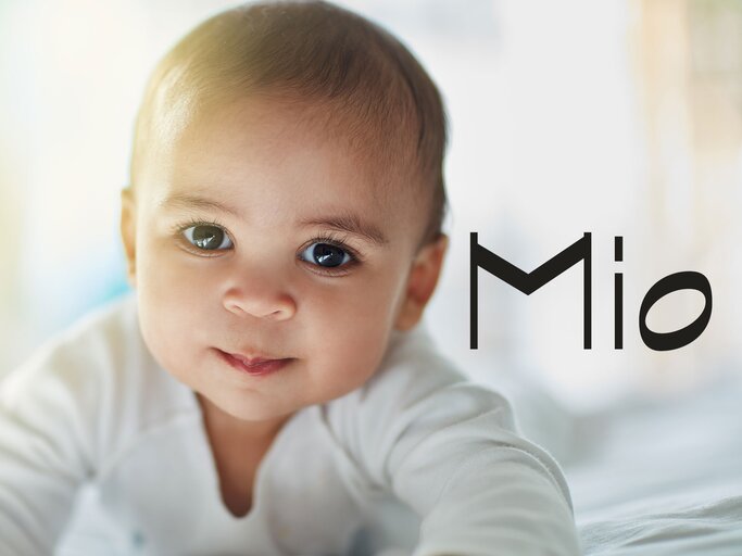 Süßes Baby mit dem Namen Mio | © iStock | Peopleimages