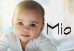 Süßes Baby mit dem Namen Mio | © iStock | Peopleimages
