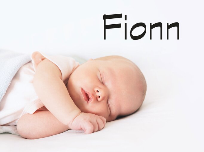 Schlafendes Neugeborenes mit dem Namen Fionn | © iStock | NataliaDeriabina