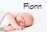 Schlafendes Neugeborenes mit dem Namen Fionn | © iStock | NataliaDeriabina