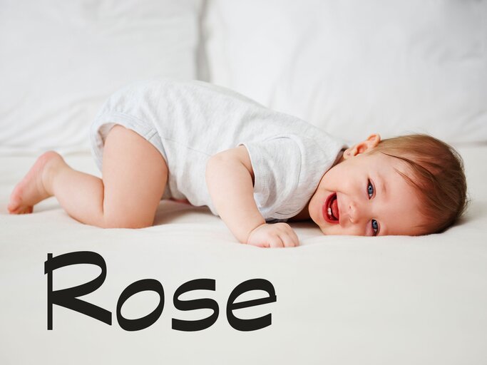 Lachendes Baby mit dem Namen Rose | © iStock | gpointstudio