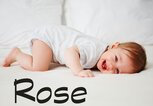 Lachendes Baby mit dem Namen Rose | © iStock | gpointstudio