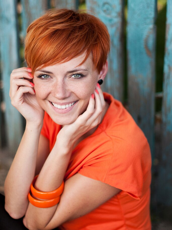 Roter Pixie Cut | © iStock | auleena