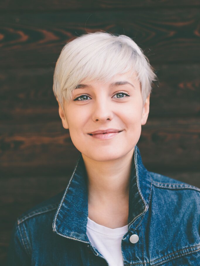 Hellblonder Pixie Cut | © iStock | Kuzma