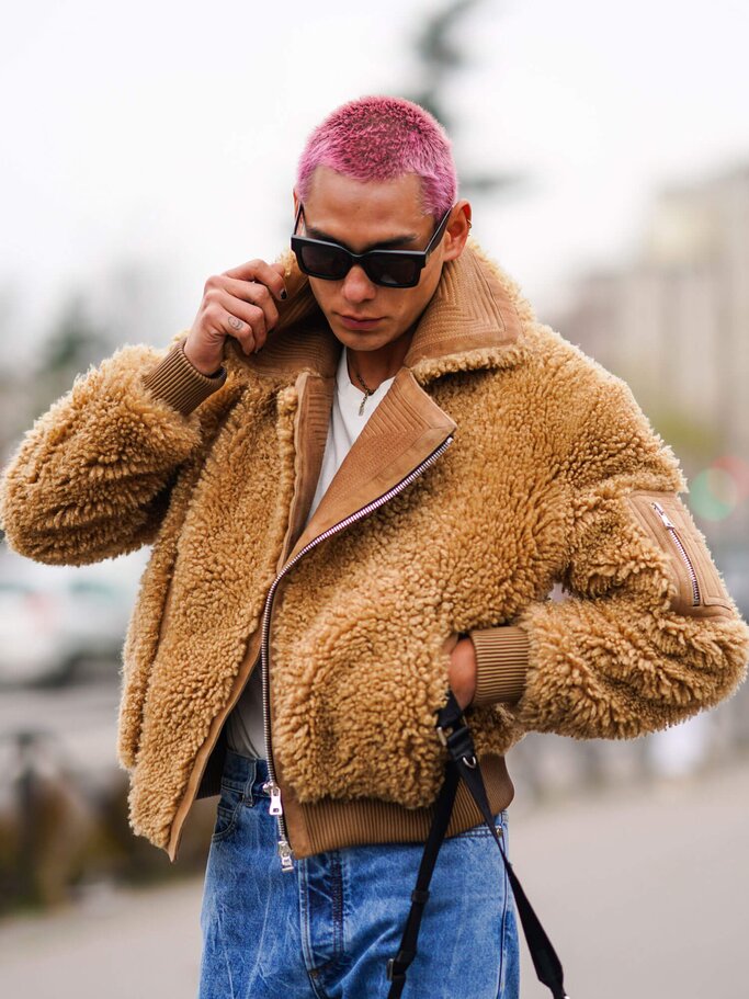Mann mit pinken Haaren und einer braunen Teddy-Jacke. | © Getty Images | Edward Berthelot